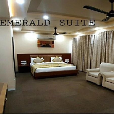 The Emerald Club ,Rajkot Ngoại thất bức ảnh
