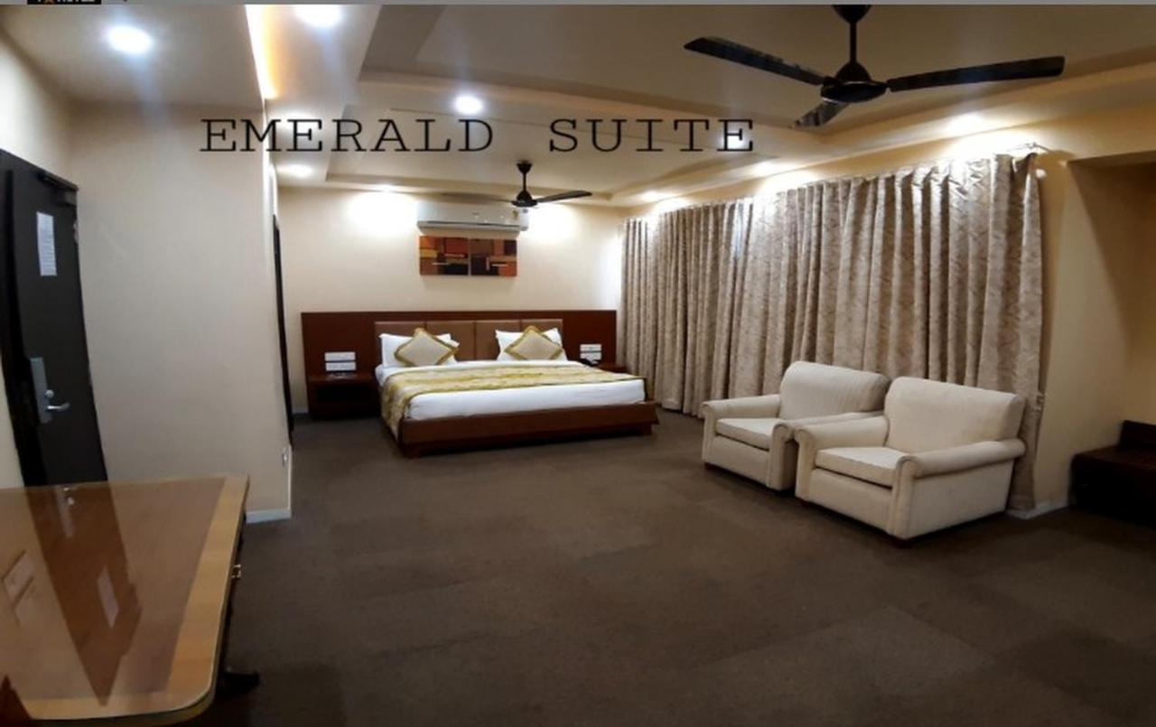 The Emerald Club ,Rajkot Ngoại thất bức ảnh